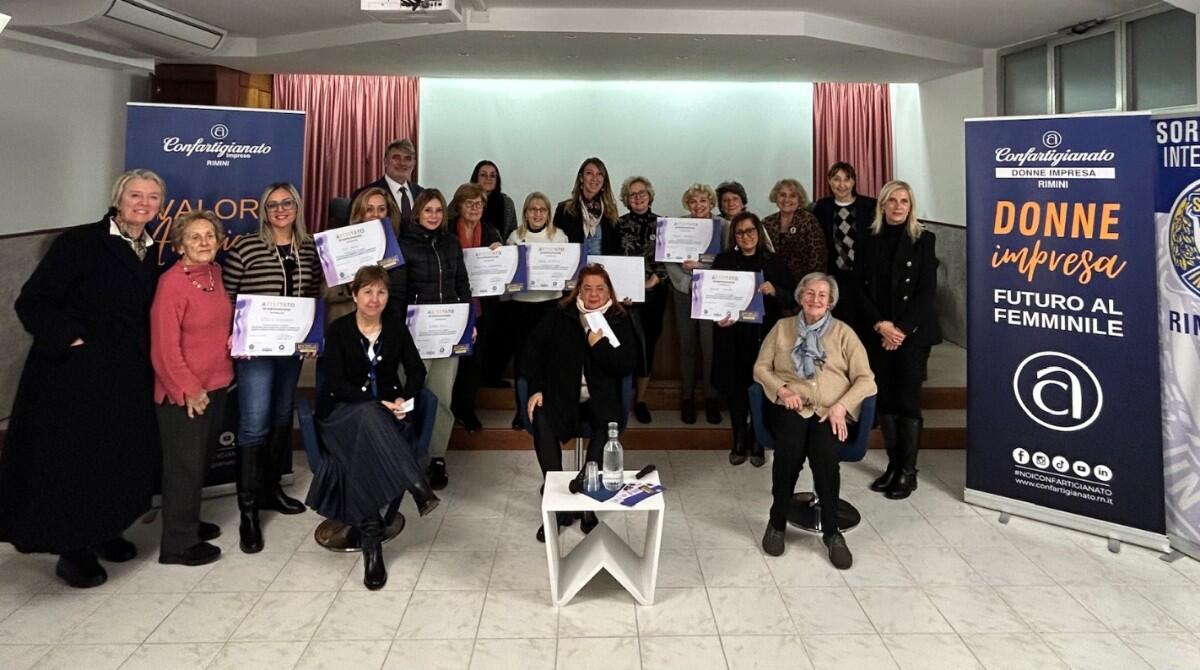 Consegnati gli attestati alle "sentinelle" formate a riconoscere, nel rapporto con le clienti, possibili situazioni di violenza -