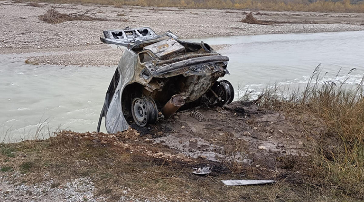 Rimini, famiglia ostaggio in casa: ladri portano via gioielli e fuggono senza lasciare tracce - L'auto bruciata dai malviventi con all’interno la carcassa della cassaforte ritrovata lungo la ciclabile