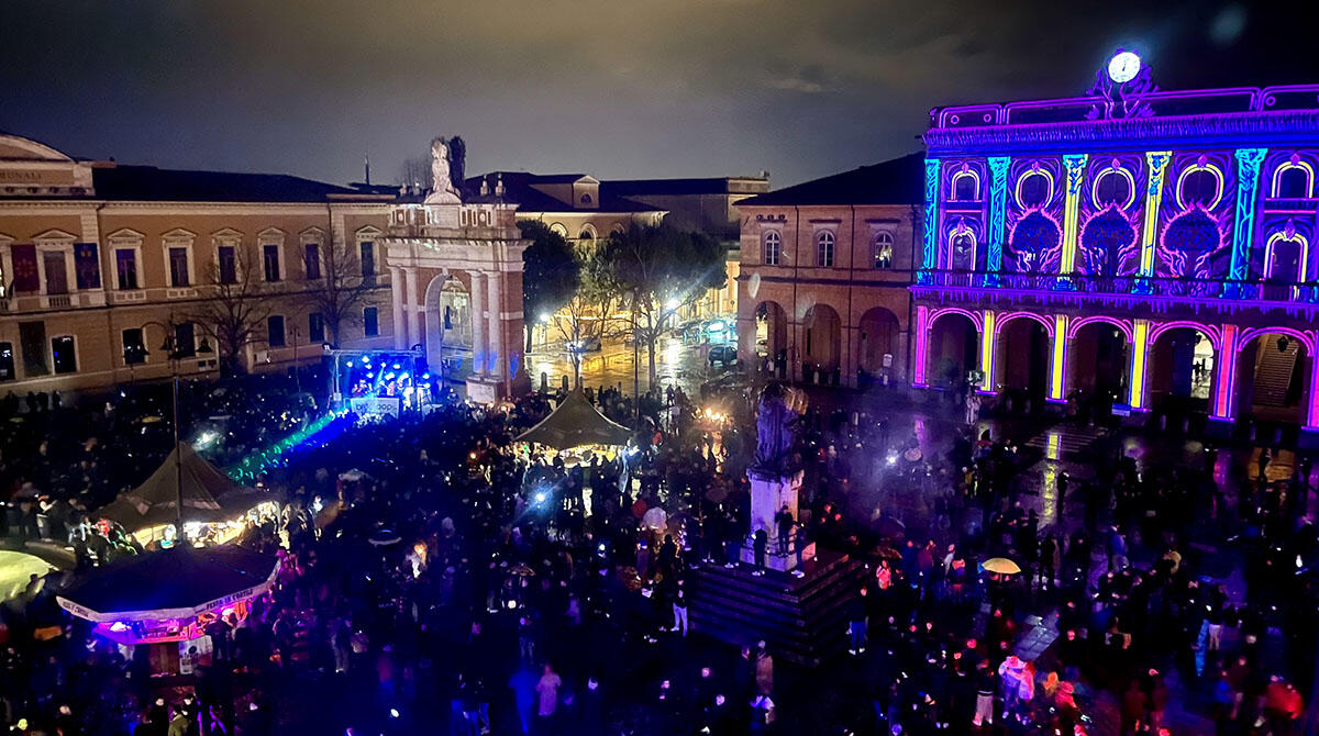 Santarcangelo scalda i motori: un Capodanno tra videomapping, musica diffusa e intrattenimento - Capodanno 2024