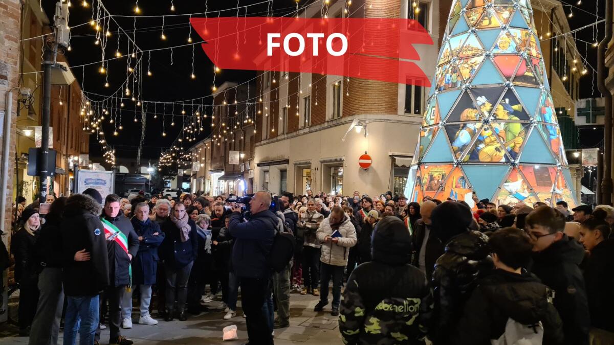 Struggente cerimonia: candele accese per ricordare Cristian e Luca, i due alpinisti deceduti -