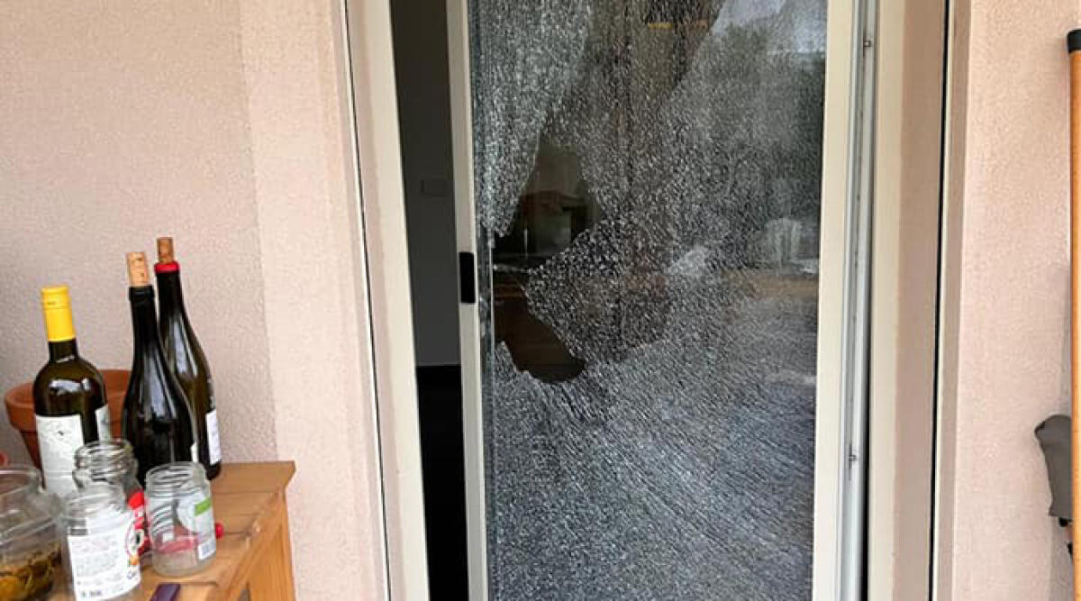 Ladri in azione a Fontanelle: svaligiato un appartamento nella notte - La portafinestra distrutta dai ladri, foto pubblicata su facebook