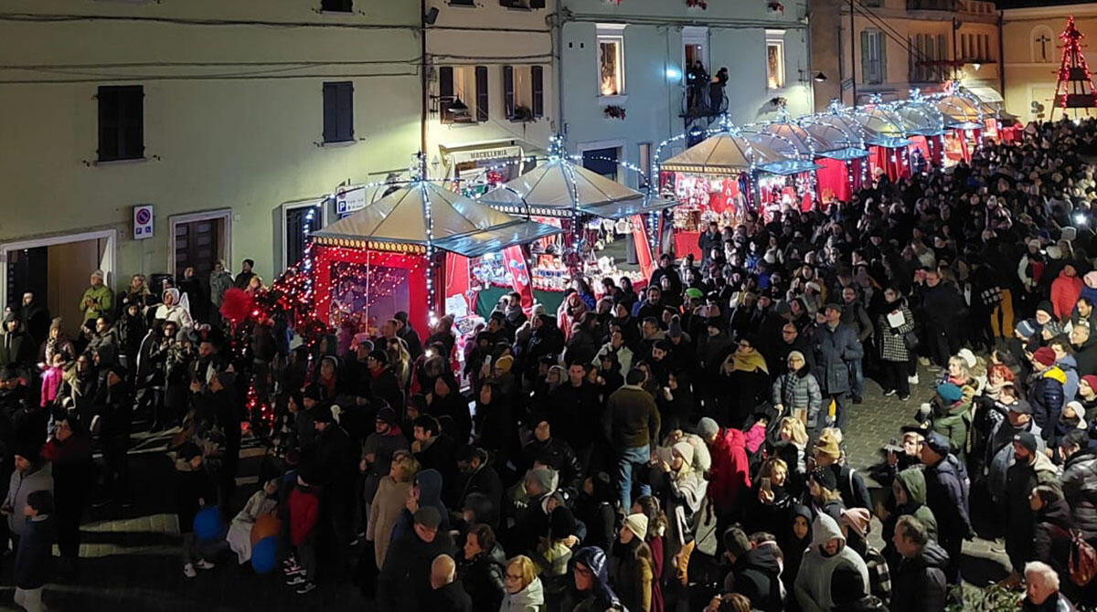 Sant'Agata Feltria, centinaia di bambini in fila per affidare le letterine a Babbo Natale - Il Paese del Natale 2024, Sant'Agata Feltria