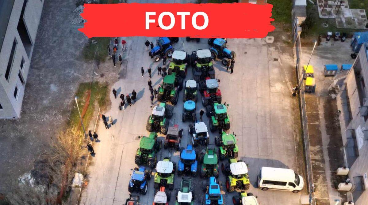 L'albero agricolo: spettacolo natalizio con 45 trattori anche a San Clemente - Il flashmob a San Clemente. Foto: Ballante Foto dal drone: Giancarlo Ubalducci