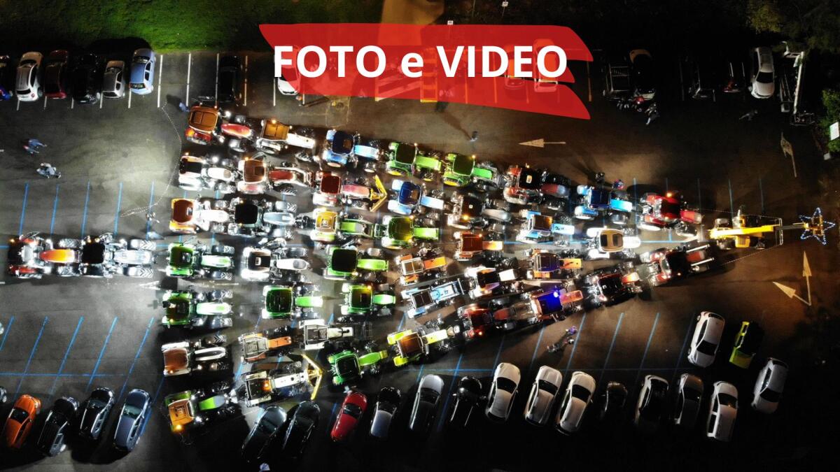 San Leo, trattori formano il più grande albero di Natale della Valmarecchia: è un flashmob mozzafiato -