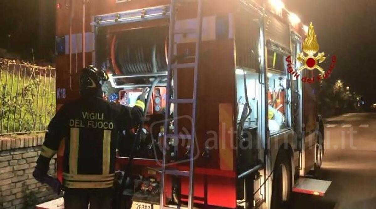 Auto in fiamme nel garage: intervento dei vigili del fuoco - Foto di repertorio