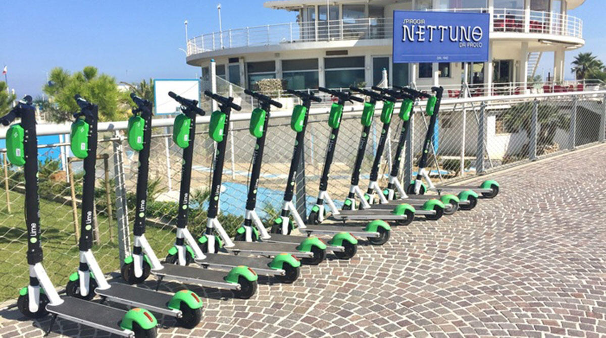 Monopattini: Rimini conferma il servizio in attesa delle nuove regole su targa, casco e assicurazione - Monopattini Rimini (foto Ansa)