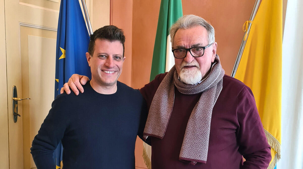 Guido Fontana riceve l’Arcangelo d’Oro 2024: un riconoscimento al cuore sociale di Santarcangelo - Il Sindaco Sacchetti con Guido Fontana