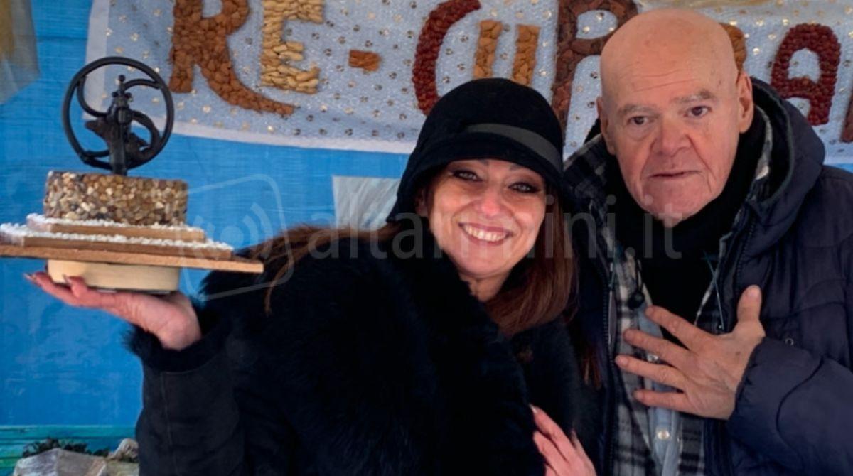 Riccione: Presepe sostenibile realizzato "in diretta" dall'artista Alessandro Romani - Alessandro Romani con Lina Danese, Presidente del Comitato Riccione Paese con la Fontana del Borgo riprodotta