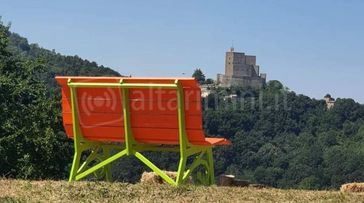Una grande sedia con vista su Montefiore: il turismo lento con la Big Bench #310 -