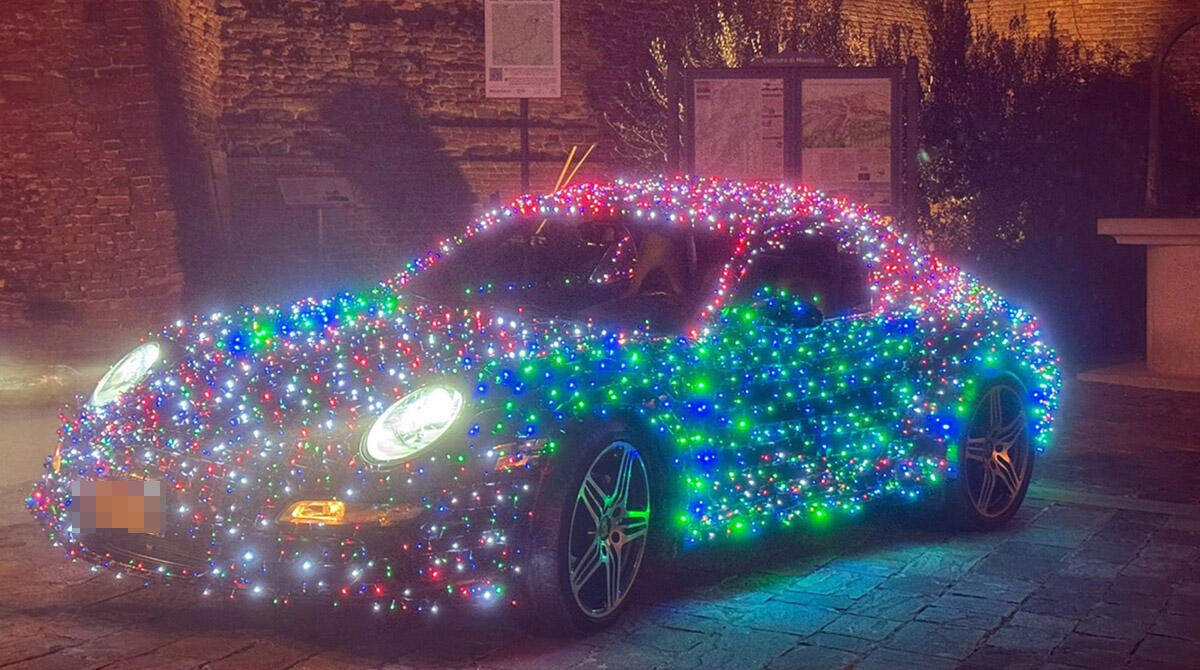 Tutti pazzi per la Porsche natalizia completamente ricoperta di led colorati - Foto da "Il Resto del Carlino"
