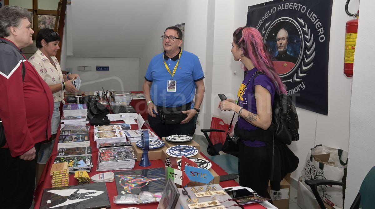 La fantascienza trova casa in Romagna: Reunion e Starcon, 2 appuntamenti fissi in Riviera - Nicola Vianello durante la Starcon con alcuni soci