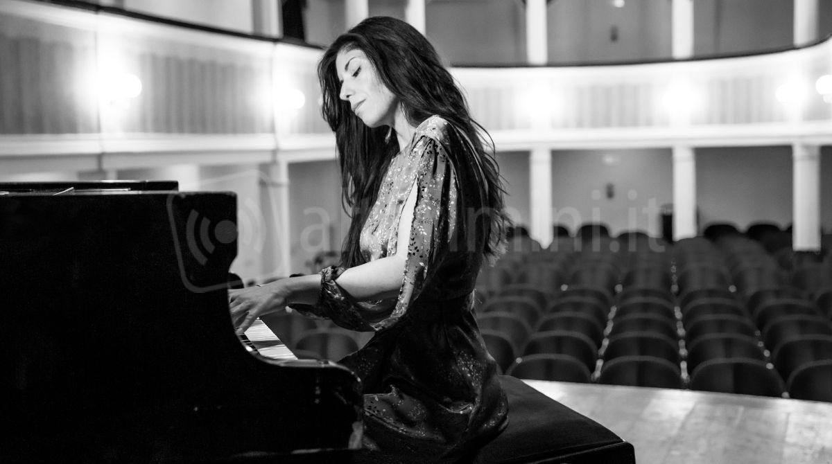 Swing e bel canto al Teatro Malatesta di Montefiore Conca - Josephine Gajtani