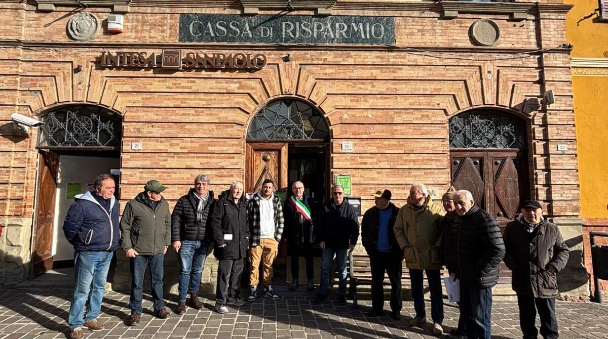 Sant'Agata Feltria, chiude l'ultima banca di paese: sindaco e cittadini la occupano - I cittadini in protesta