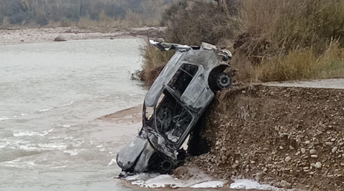Auto in fiamme nei pressi della ciclabile Marecchia: avviate le indagini - L'auto tra Santarcangelo e Rimini