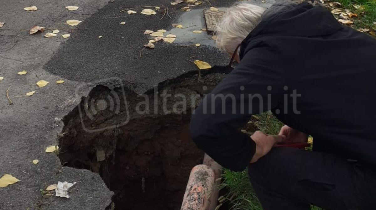 Riccione: si apre voragine, chiude tratto Statale 16 per una settimana -