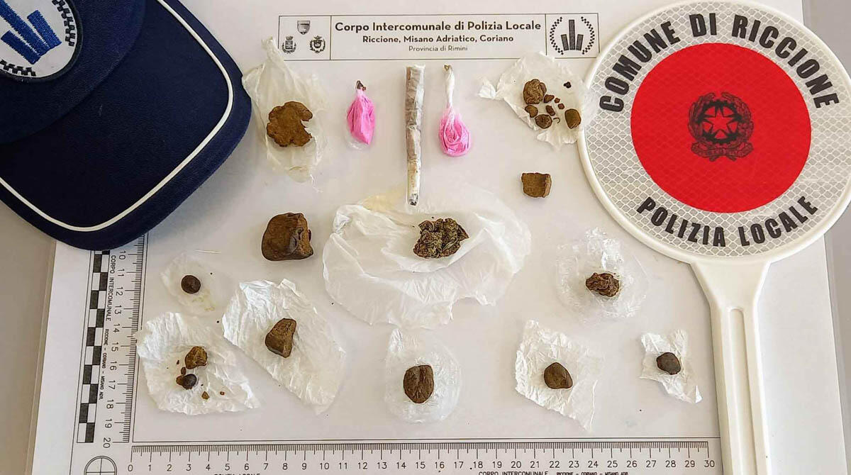 Riccione "blindata" per Capodanno: presidiate le zone della festa, controlli anti-droga - La droga sequestrata