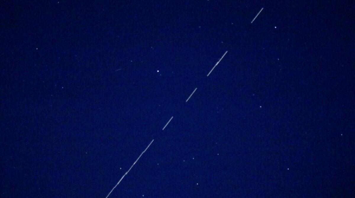 Strane luci nel cielo di Rimini: sembrano UFO, ma sono i satelliti Starlink di Elon Musk - FOTO ANSA