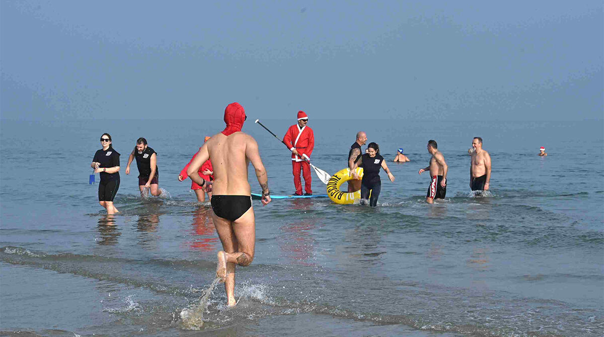 Riccione: torna il Tuffo di Capodanno tra coraggio, festa e tradizione -