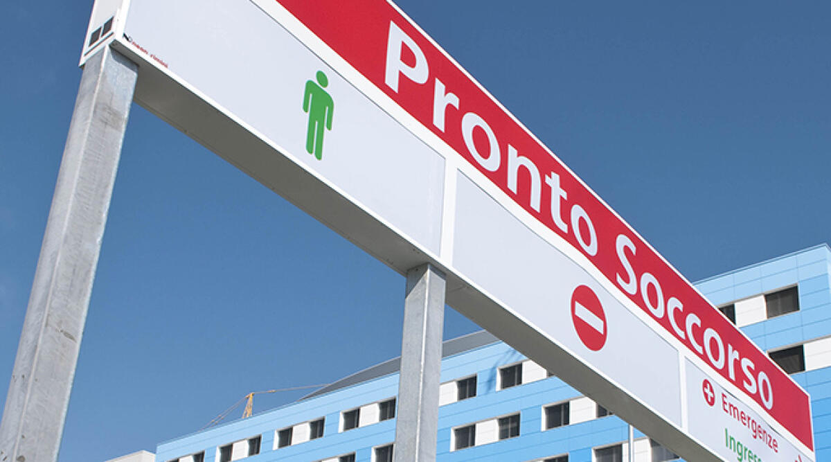 Rimini, violenza nei presidi sanitari: monopattino usato come arma - Insegna pronto soccorso di Rimini