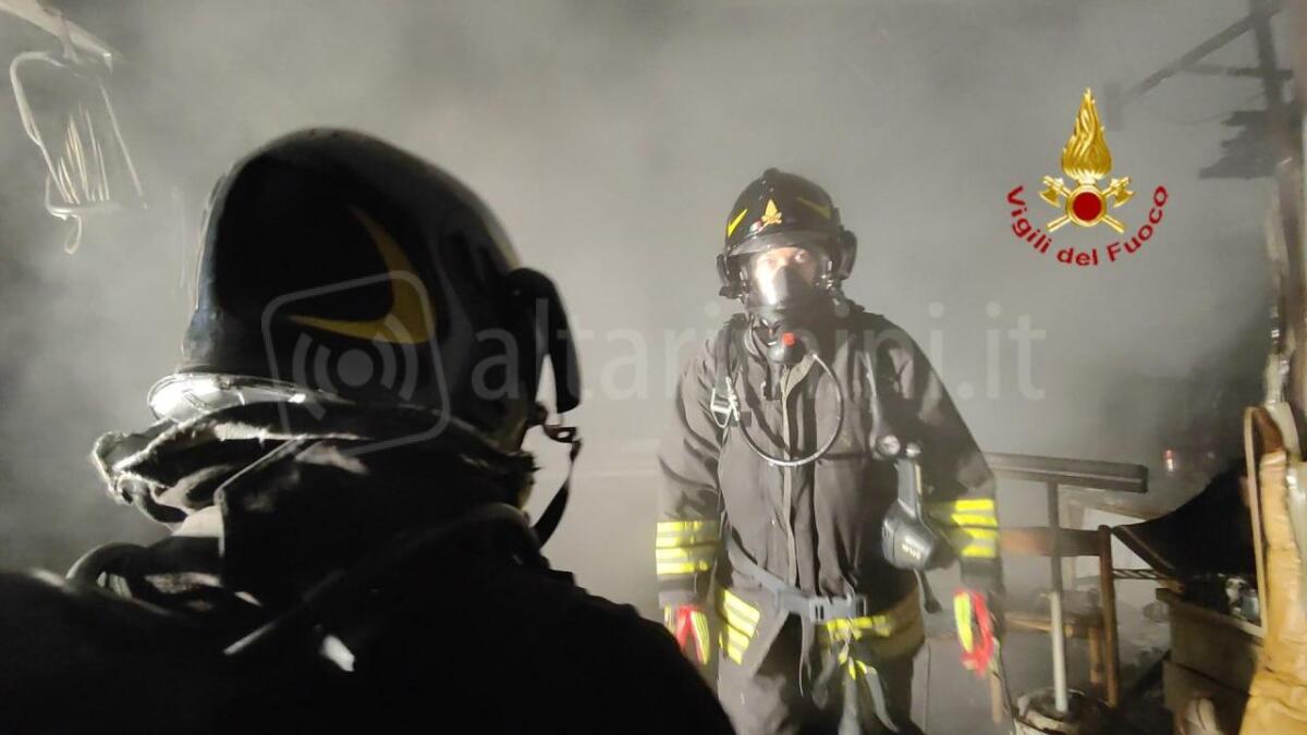 Incendio in un condominio, residente intossicata dal fumo - 