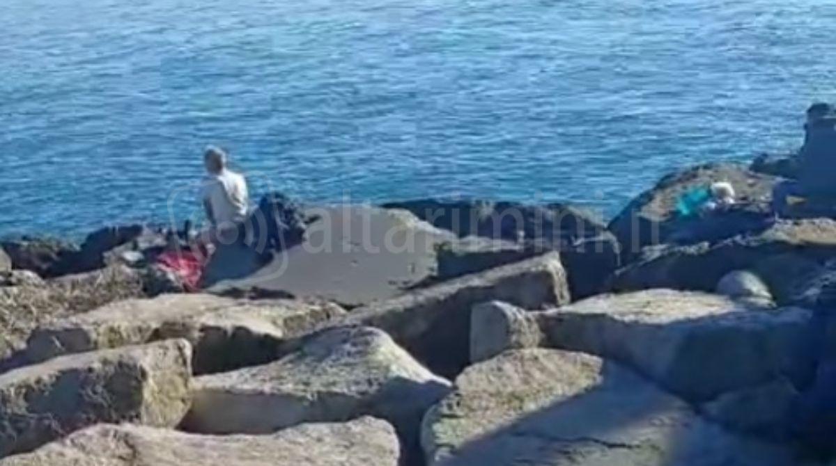 Tuffo mattutino nelle fredde acque del mare alla Palata di Rimini - 