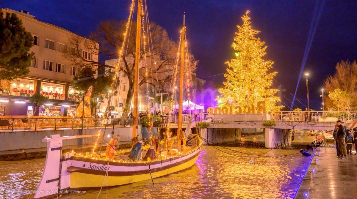 Dopo Babbo Natale a Riccione si accende l'albero: in tanti allo show di luci e musica -