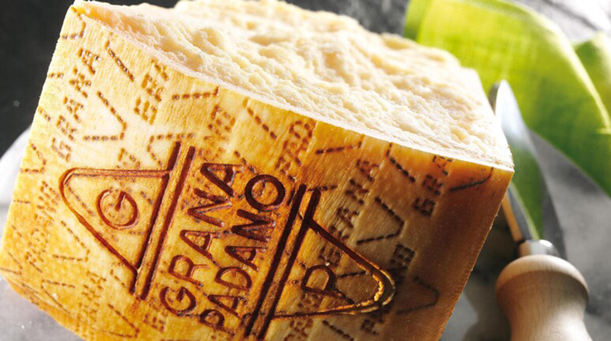 Ruba 22 confezioni di Grana Padano: arrestato 36enne al supermercato - Foto Ansa