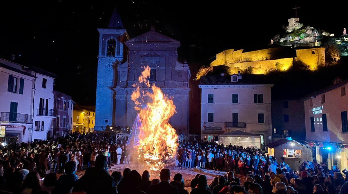 Il grande braciere pronto ad essere acceso: torna il Capodanno in Piazza a Pennabilli -