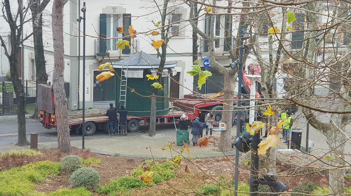 Spariscono le edicole, nel riminese 8 Comuni sono senza. L'idea: "Si trasformino in sportelli di quartiere" - Edicola chiusa a Bellaria Igea Marina (foto scattata da Facebook, Luigi Sanuocilo)