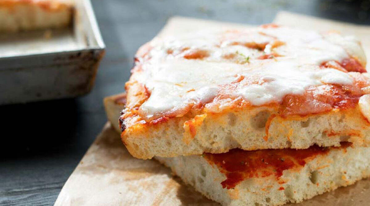 La pizza al taglio, street food "eterno": la Pizzeria del Secolo e 70 anni di gusto a Rimini -
