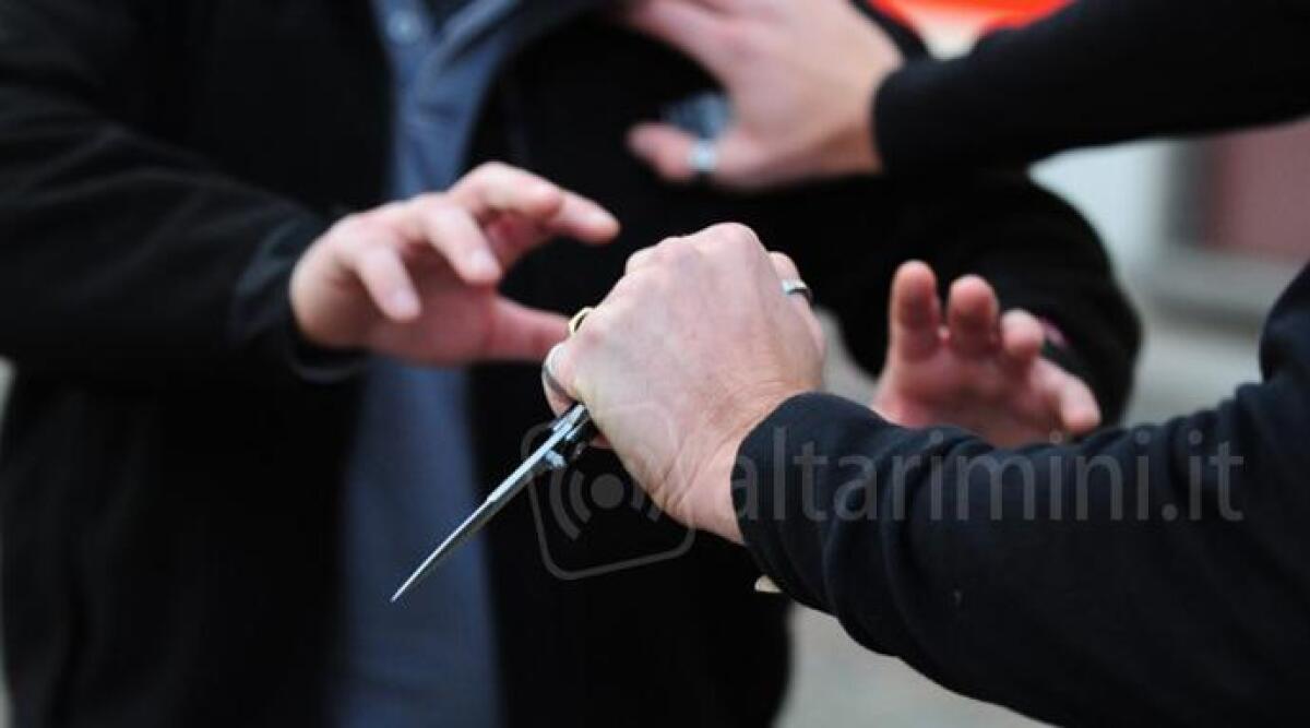 Coltellate tra i tavolini di un bar, in 3 in ospedale: condannati due degli aggressori - Foto di repertorio