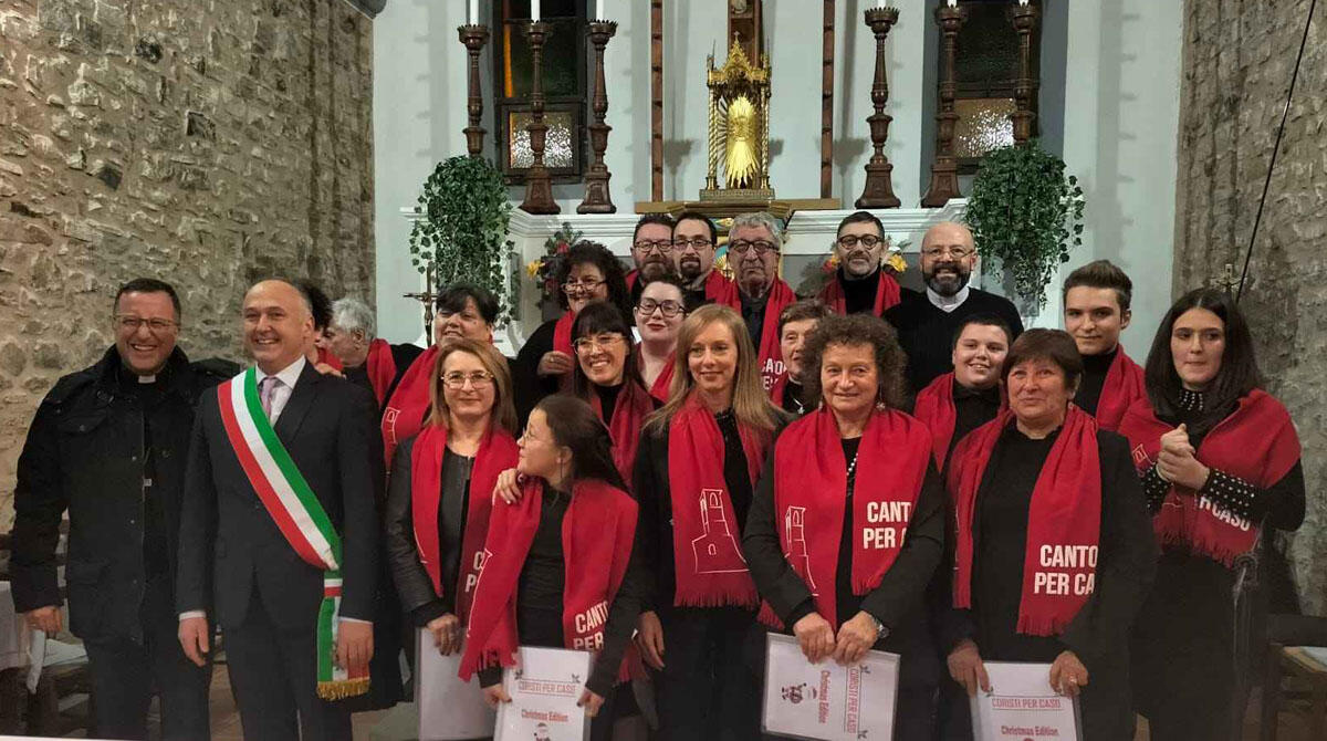 Casteldelci, emozionante concerto con i Cantori per caso alla presenza del Vescovo -