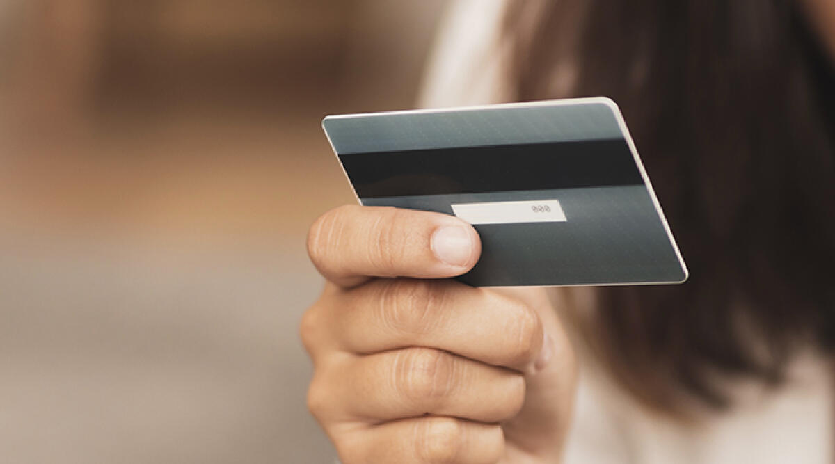Usa carta di credito altrui per fare acquisti, poi aggredisce gli agenti: arrestato - Archivio
