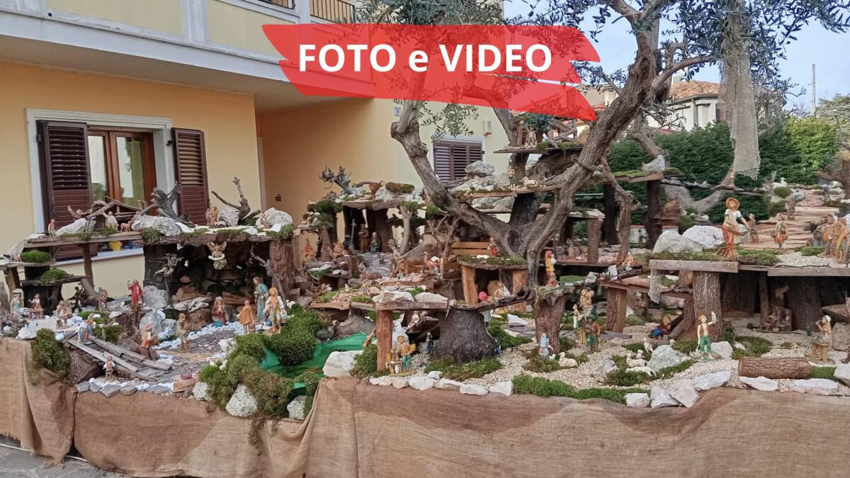 Il Bagnino d'Italia Gabriele e il suo maxi presepe: "I clienti in spiaggia mi regalano le statuine" - Il presepe di Gabriele Pagliarani