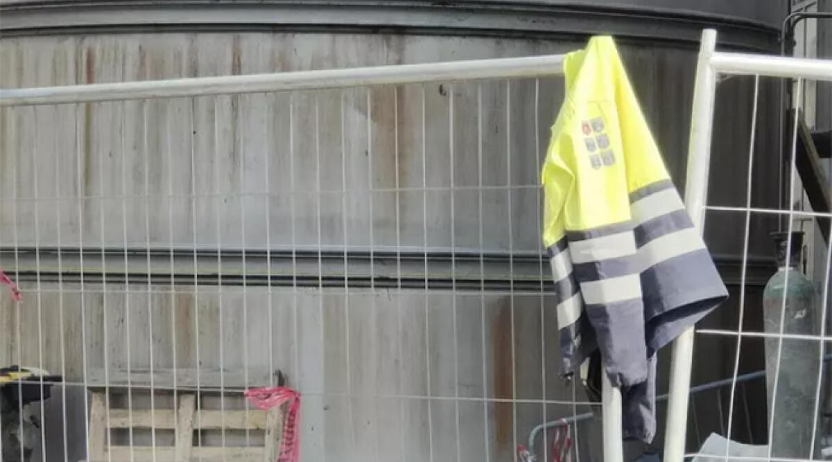 Operai schiacciati da un camion in manovra, un morto -
