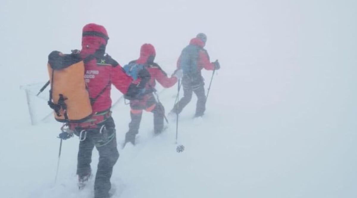 Chi sono i 'due ragazzi' intrappolati nella tormenta: i familiari in attesa in Abruzzo - I soccorritori