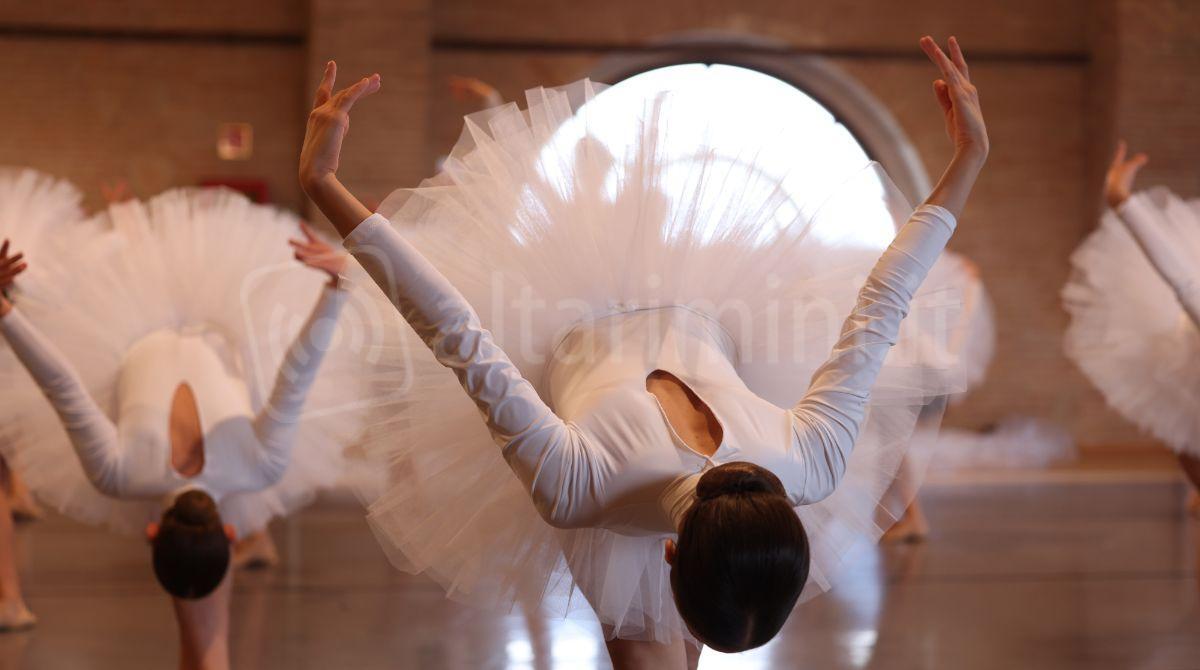 "Swan Lake": oltre 100 giovani danzatori protagonisti del classico balletto riletto in chiave contemporanea - Ph Francesco Grillo