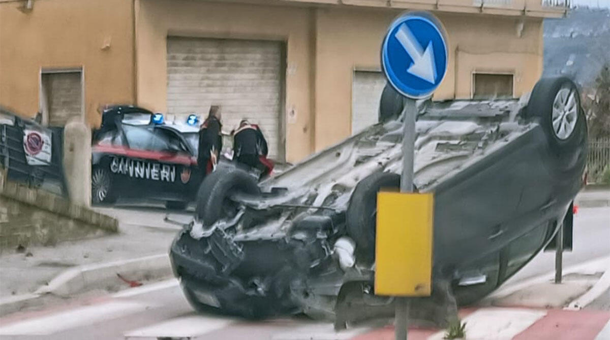 Auto urta il marciapiede e si ribalta, paura per un anziano - Foto di repertorio
