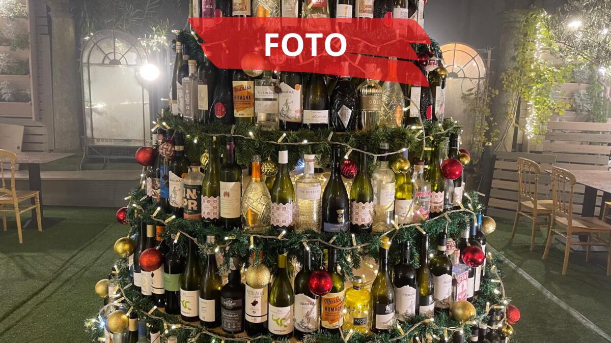 Marina Centro, un grande albero di Natale con le bottiglie riciclate: ma c'è malcontento per il Capodanno -