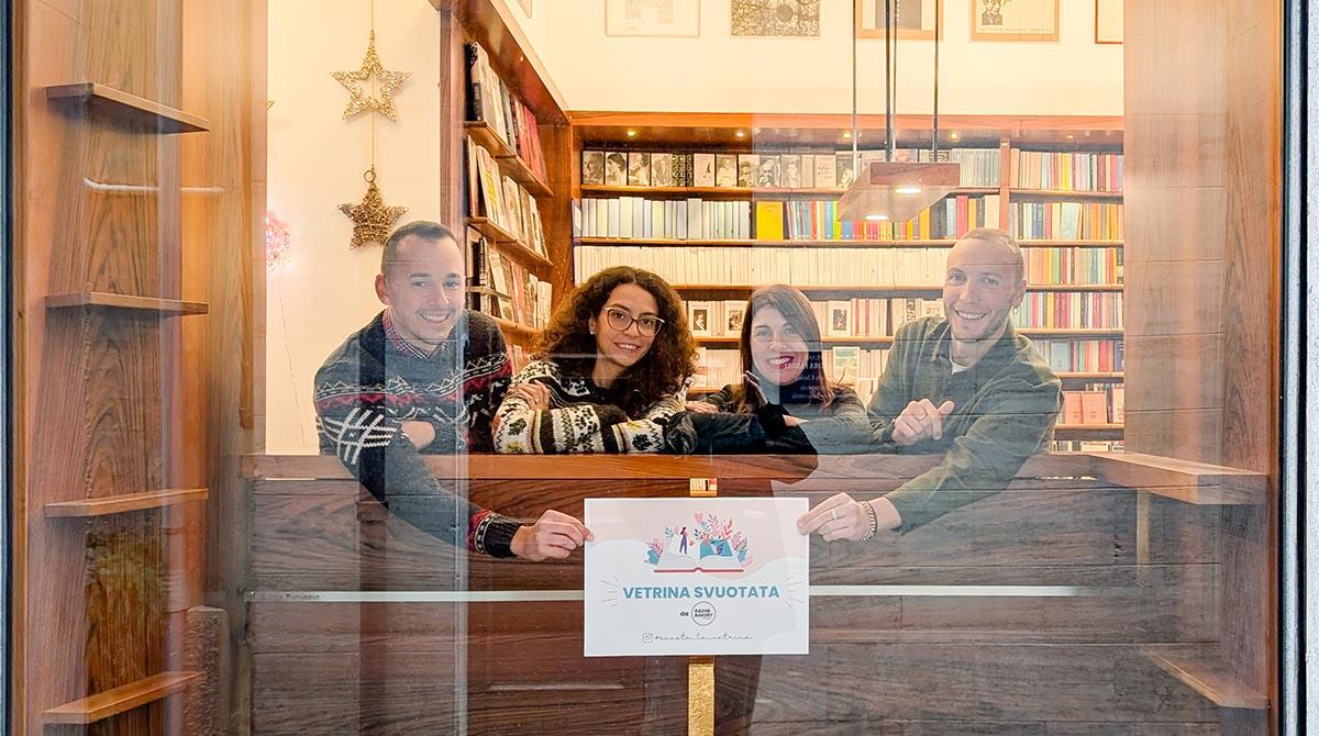 Entrano e comprano tutti i libri esposti: svuotata la vetrina della Libreria Riminese - I ragazzi di Radio Bakery svuotano la vetrina riminese