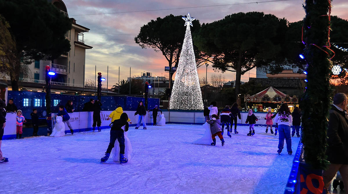 Misano verso il Natale: arrivano i Babbi Natale in moto, si pattina fino al 6 gennaio - 