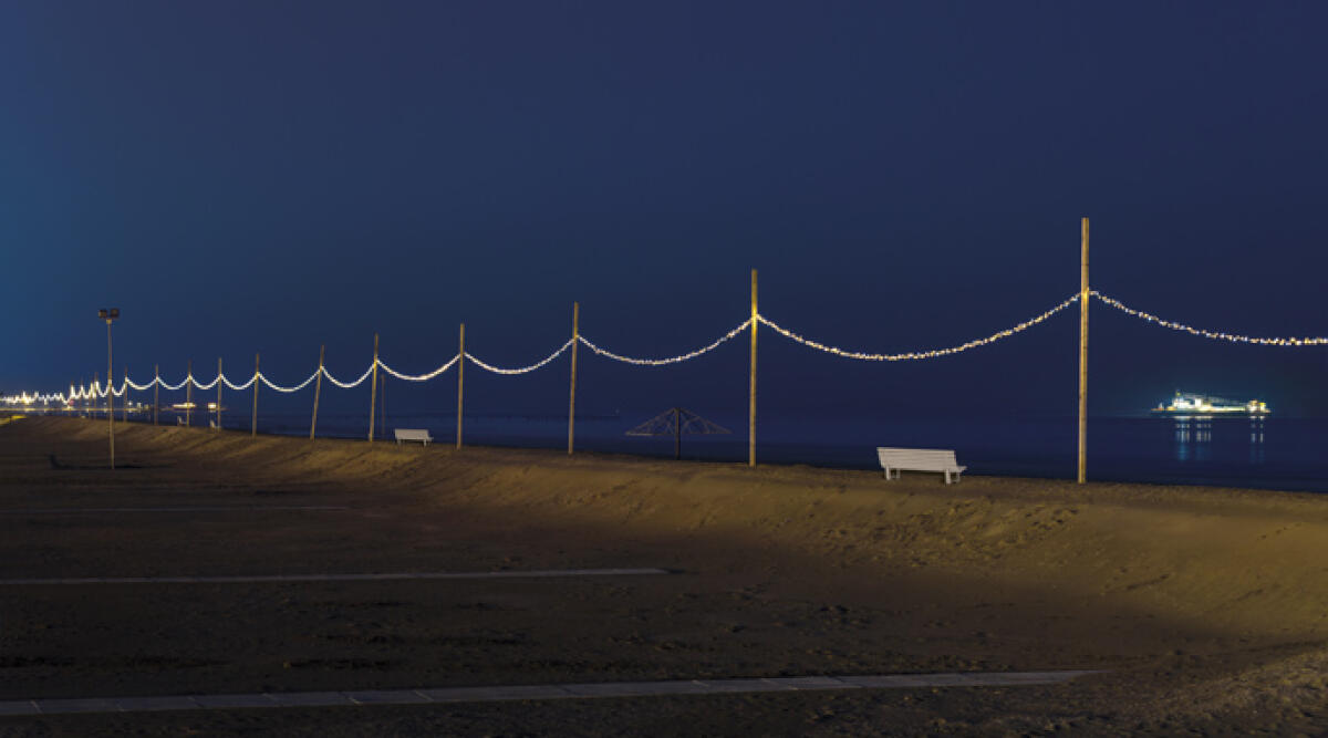 Un Mare d’Inverno: la magia natalizia illumina di sera la spiaggia di Rimini - 