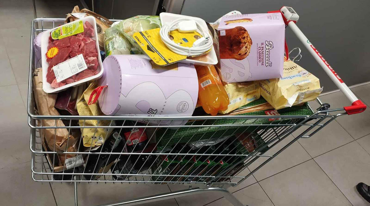 Fa la spesa senza pagare per il pranzo di Natale: scappa con il carrello pieno, fermata - Il carello con la merce