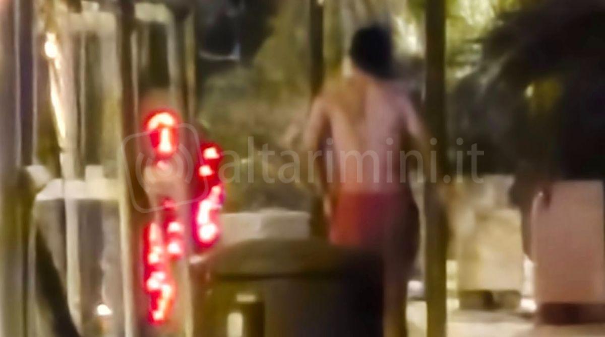 Rimini, in pantaloncini e a petto nudo di corsa sul lungomare - Il protagonista dell'episodio (immagine da Facebook)