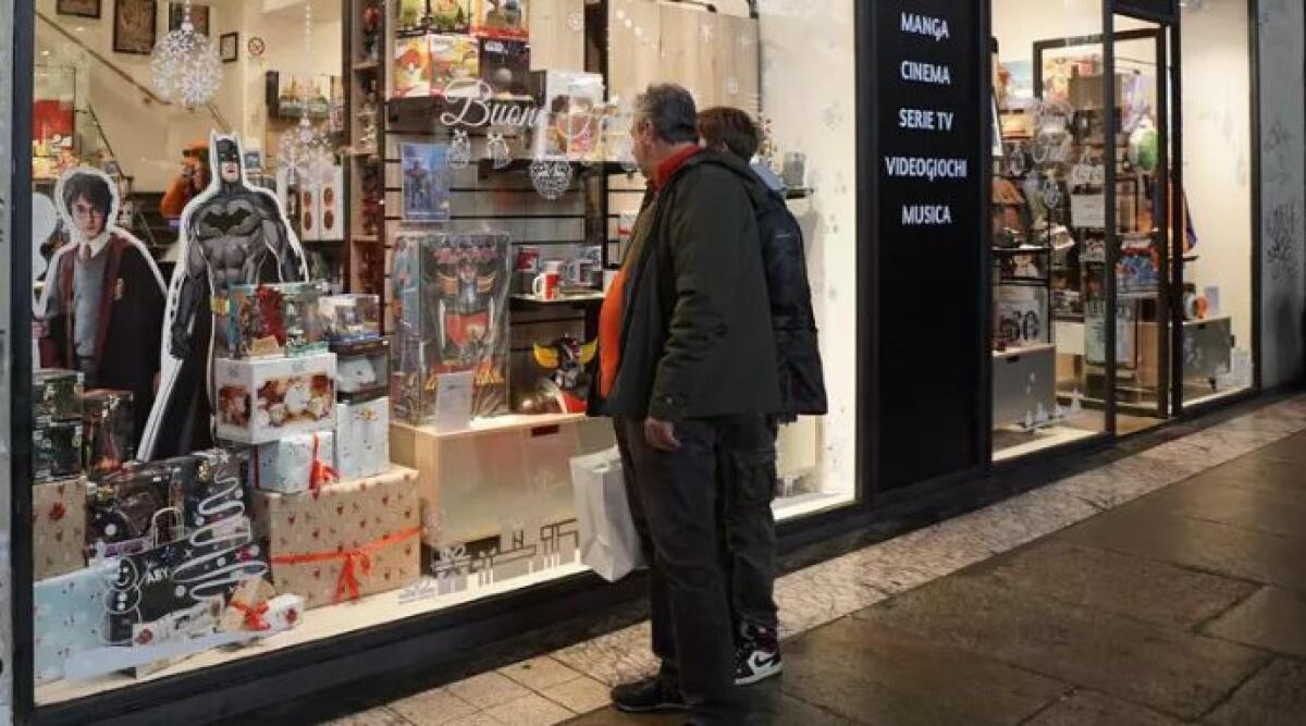 Spray urticante al centro commerciale nel Bolognese, una persona in ospedale -