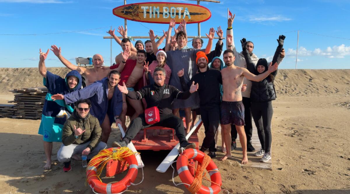 Rimini, il bagno di Natale: tra mare agitato e scienza per il benessere - Bagno di Natale all’insegna del benessere e biohacking