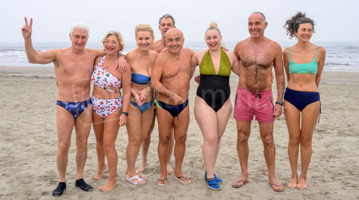 Anche Paolo Cevoli si tuffa tra le onde del mare della sua Riccione - 