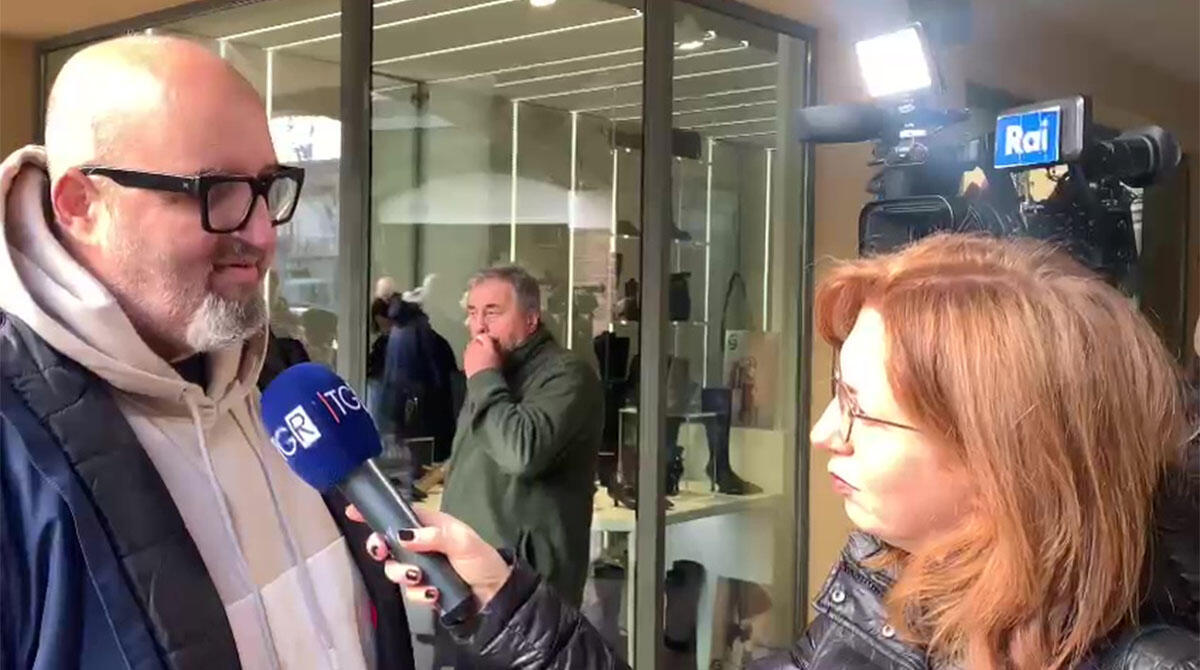 Villa Verucchio: consegna fondi alle vittime degli accoltellamenti, tra applausi ed emozionanti racconti - Paolo Gabriele ai microfoni della Rai