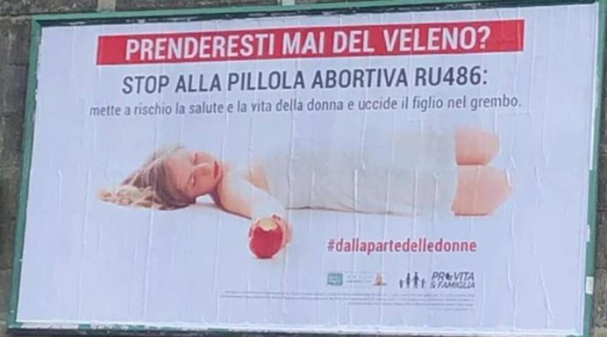 Manifesti anti aborto a Rimini, accolte le ragioni del Comune: "Contenuto non veritiero e fuorviante" - Il manifesto in questione