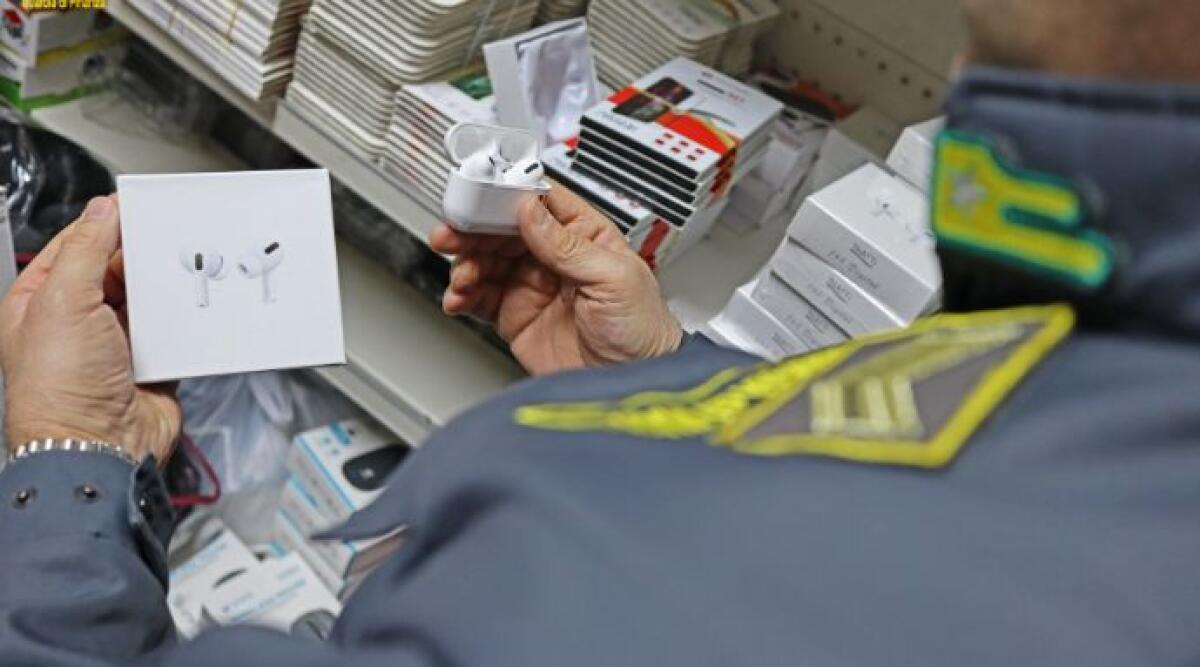 Operazione della Guardia di Finanza di Rimini: sequestrati oltre 400 mila prodotti contraffatti e non sicuri - I controlli della Finanza di Rimini